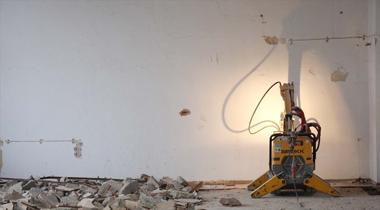 Abtragen des Estrich bis auf die Rohdecke Abtragen des Estrich bis auf die Rohdecke