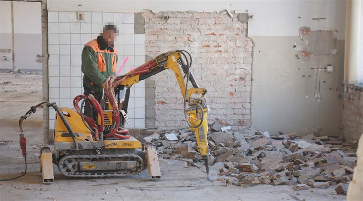 Abtragen des Estrich bis auf die Rohdecke Abtragen des Estrich bis auf die Rohdecke