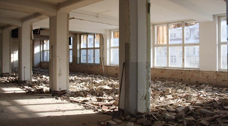 Abtragen des Estrich bis auf die Rohdecke Abtragen des Estrich bis auf die Rohdecke